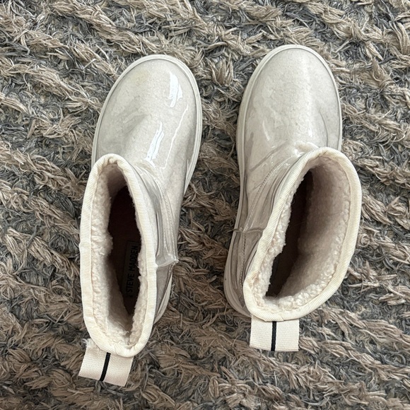 Steve Madden Cream Ankle Boots with Water-Proof Clear Cover Design, Size 6 - Picture 7 of 9